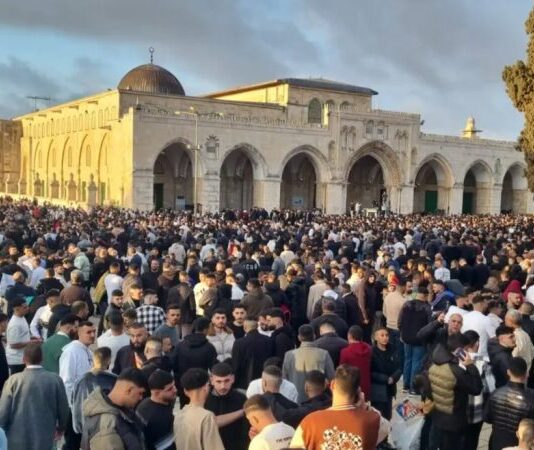 ألف مصلٍّ يؤدون صلاة العيد في الأقصى رغم القيود