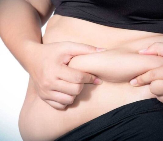 مشروبات طبيعية فعالة لتقليل دهون البطن وتحسين الأيض