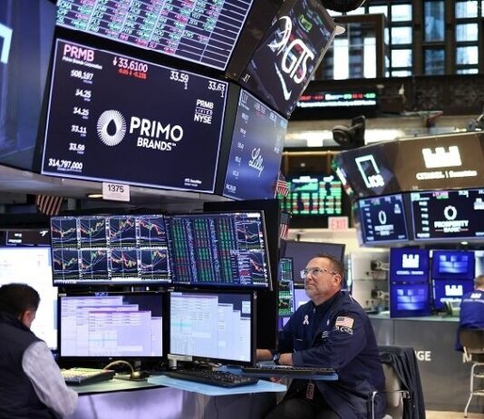 بورصة نيويورك تتراجع بسبب التضخم وترقب الرسوم الجمركية الجديدة