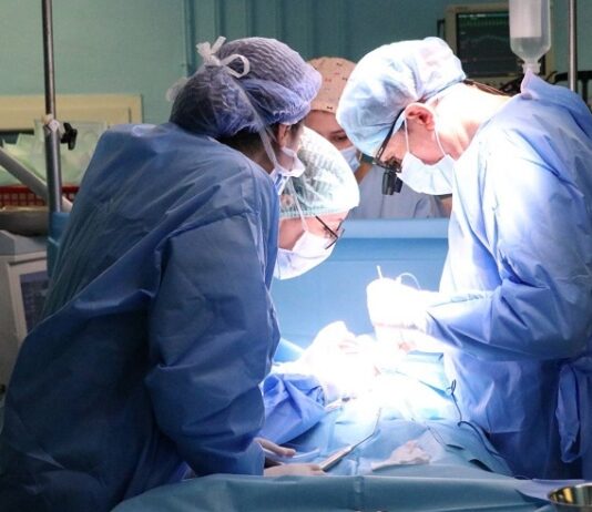 تونس تنجح في أول عملية قلب دقيقة لرضيع عمره 3 أشهر