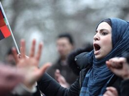 ليبيا تغلق سفاراتها وتوقف البعثات لتقليص الإنفاق