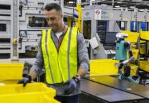Amazon تكشف عن أول روبوت ناقل في العالم قادر على "الشعور" بالأشياء