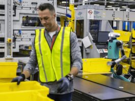 Amazon تكشف عن أول روبوت ناقل في العالم قادر على "الشعور" بالأشياء