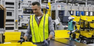 Amazon تكشف عن أول روبوت ناقل في العالم قادر على "الشعور" بالأشياء