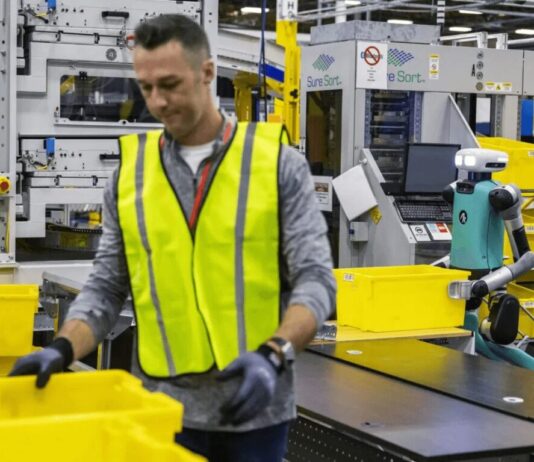 Amazon تكشف عن أول روبوت ناقل في العالم قادر على "الشعور" بالأشياء