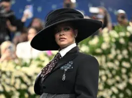 ريهانا تعلن عن حملها الثالث في Met Gala 2025 وتعرض بطنها المنتفخ