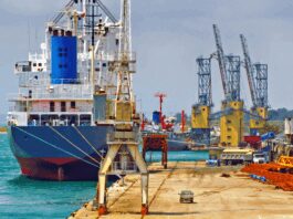 تونس: إعداد مخطط رئيسي لإعادة هيكلة الموانئ التجارية بحلول 2040 أعلن نبيل القروي، مدير الميناء التجاري بصفاقس، اليوم أن الإدارة العامة لديوان البحرية التجارية والموانئ بصدد إعداد مخطط رئيسي يمتد حتى عام 2040، يهدف إلى إعادة تنظيم كامل للموانئ التجارية في البلاد، بما في ذلك موانئ صفاقس والصخيرة. ويأتي هذا المشروع بهدف إعادة هيكلة هذه المنشآت الحيوية بما يتماشى مع المتغيرات الاقتصادية ومتطلبات اللوجستيك الحديثة. وأكد القروي أن جميع الموانئ التونسية تلعب دوراً محورياً في تقديم خدمات عالية الجودة للسفن والبضائع، مما يسهم في دعم الاقتصاد الوطني وتعزيز النشاط اللوجستي. وأوضح أن "الهدف هو مواصلة تحسين جودة الخدمات المينائية، لما لذلك من تأثير مباشر على الاقتصاد التونسي". مشروع تحديث شامل للموانئ حتى 2040 وفي تصريحه خلال مؤتمر وطني بعنوان "واقع وآفاق قطاع النقل واللوجستيك في ظل التحولات العالمية الكبرى"، أوضح القروي أن المخطط يهدف إلى تشخيص الوضع الحالي للموانئ واقتراح حلول عملية لتحديث وتعزيز طاقتها الاستيعابية، مع الأخذ بعين الاعتبار متطلبات الاقتصاد الوطني والدور المحوري لهذه الموانئ في التنمية الاقتصادية على المستويين الإقليمي والوطني.