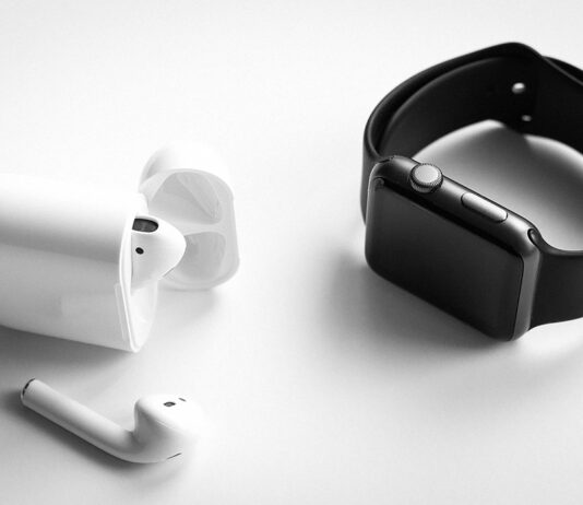 آبل تُطوّر AirPods وApple Watch بكاميرات ذكية بحلول 2027