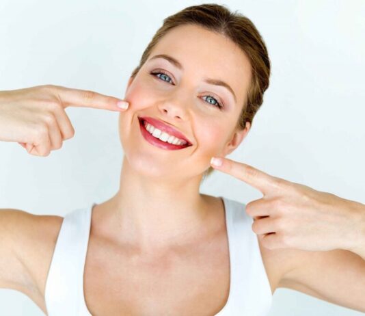 طرق طبيعية لتبييض الأسنان في المنزل بسهولة