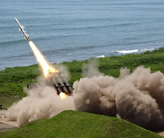 اليابان تُجري أول تجربة محلية لصاروخ أرض-بحر لتعزيز قدراتها الدفاعية