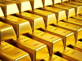 أسعار الذهب ترتفع بسبب تراجع الدولار وزيادة حالة عدم اليقين