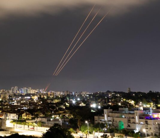 هجوم صاروخي إيراني على إسرائيل: سقوط 30 صاروخًا خلال 20 دقيقة وسط تل أبيب