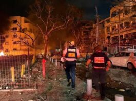 إيران تقصف إسرائيل: 5 قتلى و92 جريحًا في هجوم صاروخي على بيتاح تيكفا