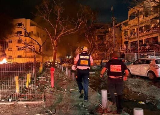 إيران تقصف إسرائيل: 5 قتلى و92 جريحًا في هجوم صاروخي على بيتاح تيكفا