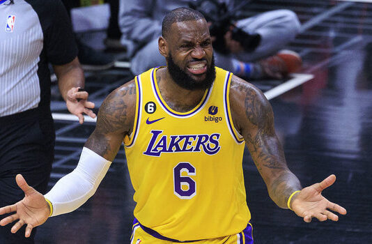 ليبرون جيمس يكشف عن خططه بعد الاعتزال: التمثيل والإنتاج السينمائي