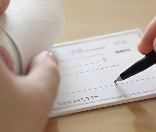 حاتم فتح الله قانون الشيكات الجديد غيّر السلوك الاستهلاكي للتونسيين