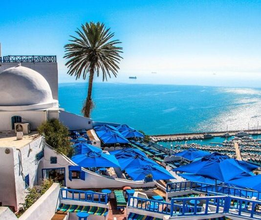 توقعات الطقس ليوم الجمعة 4 يوليو 2025 سيكون الطقس مشمسًا وحارًا جدًا يوم الجمعة 4 يوليو في تونس. ستصل درجات الحرارة إلى 38 درجة مئوية في المناطق الداخلية من البلاد، مع توقع رياح معتدلة إلى قوية في فترة بعد الظهر، خاصة على السواحل. أما البحر فسيكون قليل الاضطراب.