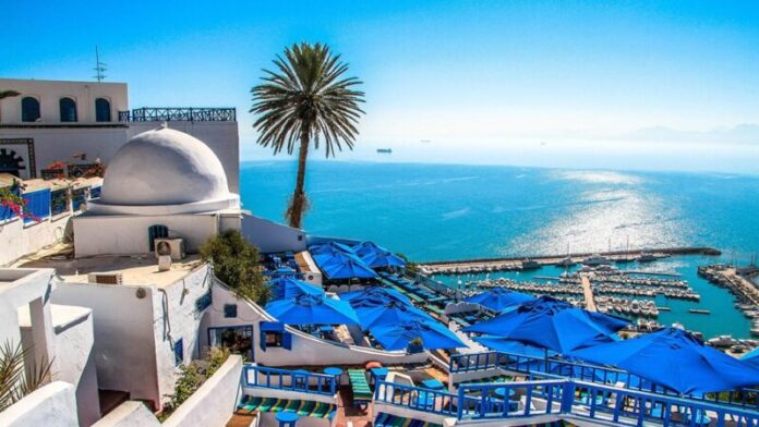1744179667 توقعات الطقس ليوم الجمعة 4 يوليو 2025 سيكون الطقس مشمسًا وحارًا جدًا يوم الجمعة 4 يوليو في تونس. ستصل درجات الحرارة إلى 38 درجة مئوية في المناطق الداخلية من البلاد، مع توقع رياح معتدلة إلى قوية في فترة بعد الظهر، خاصة على السواحل. أما البحر فسيكون قليل الاضطراب.