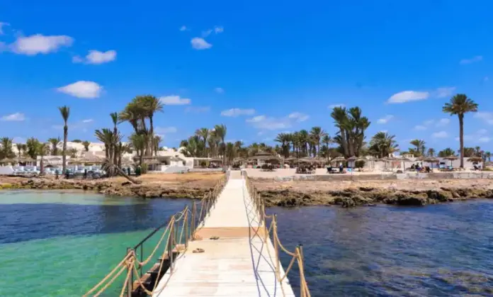 جربة تسجّل 90% إشغال فنادق واستئناف رحلات من الجزائر