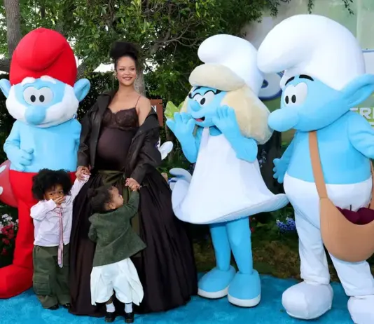 ريهانا الحامل تتألق في العرض الأول لفيلم "السنافر" برفقة طفليها