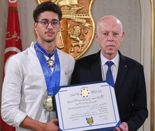 سعيّد يمنح أحمد الجوادي الوسام الوطني للاستحقاق في الرياضة