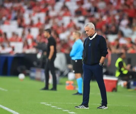 فناربخشه يُقيل جوزيه مورينيو بعد بداية متعثرة للموسم
