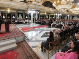 رئيس الجمهورية يشرف على موكب الاحتفال بيوم العلم