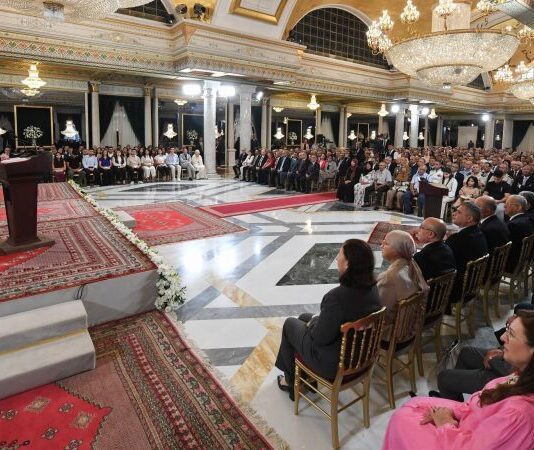 رئيس الجمهورية يشرف على موكب الاحتفال بيوم العلم