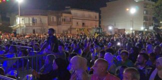 مسرحية "ما يضحكنيش".. كوميديا سوداء تُضيء ليالي مهرجان جرزونة
