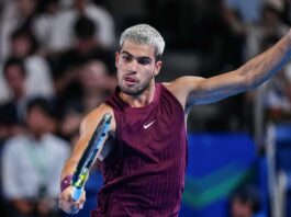 ألكاراس يتغلب على إصابة ويفوز في بطولة طوكيو