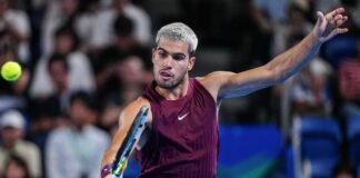 ألكاراس يتغلب على إصابة ويفوز في بطولة طوكيو