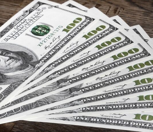 الدولار يتراجع لأدنى مستوى منذ 4 سنوات أمام اليورو قبل قرار الفيدرالي