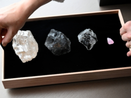 ”موتسفيدي“، ماسة خام تزن 2488 قيراطًا، بجانب أحجار كريمة أخرى في مقر شركة الماس HB Antwerp في أنتويرب.