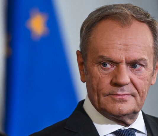 ماكرون ينشر مقاتلات رافال لحماية بولندا