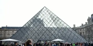 الشرطة الفرنسية تعتقل 4 في سرقة اللوفر أثناء مباراة باريس وليون