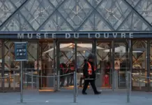 موظف أمن يمر أمام متحف اللوفر، باريس، فرنسا، 26 أكتوبر 2025 / صورة رويترز