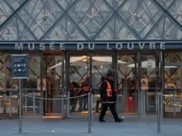 موظف أمن يمر أمام متحف اللوفر، باريس، فرنسا، 26 أكتوبر 2025 / صورة رويترز