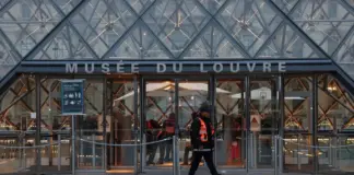 موظف أمن يمر أمام متحف اللوفر، باريس، فرنسا، 26 أكتوبر 2025 / صورة رويترز