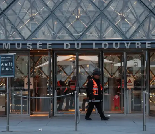 موظف أمن يمر أمام متحف اللوفر، باريس، فرنسا، 26 أكتوبر 2025 / صورة رويترز