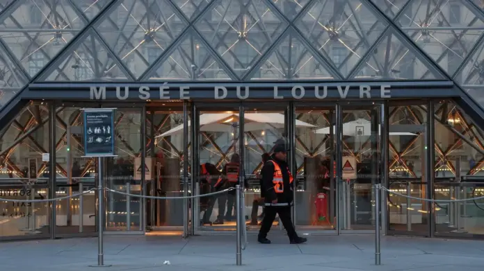 3fb موظف أمن يمر أمام متحف اللوفر، باريس، فرنسا، 26 أكتوبر 2025 / صورة رويترز