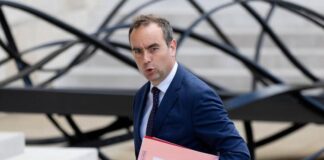 استقالة لوكورنو: أزمة حكومية تهز فرنسا