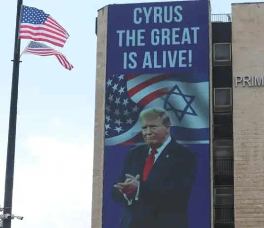 لوحة إعلانية عليها صورة الرئيس الأمريكي دونالد ترامب في القدس / 10 أكتوبر 2025