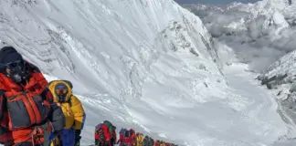 إنقاذ ألف متسلق من عاصفة إيفرست في التبت