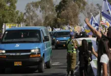 حماس تُطلق 20 رهينة مقابل 1966 فلسطينياً: تفاصيل التبادل