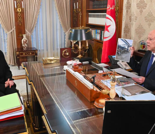 قيس سعيد يعلن حرباً على الفساد في غابس ويثني على احتجاجات الشعب