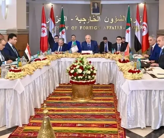 تونس والجزائر ومصر يرفضون التدخل في ليبيا: بيان مشترك من آلية الجوار