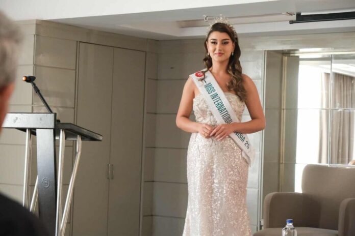 اميمة موسى تمثل تونس في ملكة الجمال الدولية 2025: حملة بيئية وثقافية في طوكيو