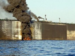 السعودية تضرب ميناء المكلا في اليمن!