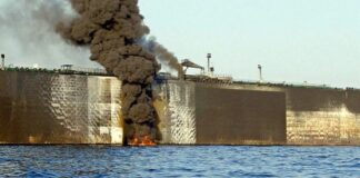 السعودية تضرب ميناء المكلا في اليمن!