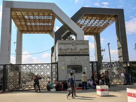 إسرائيل تعلن فتح معبر رفح لسكان غزة للخروج إلى مصر... تفاصيل القرار